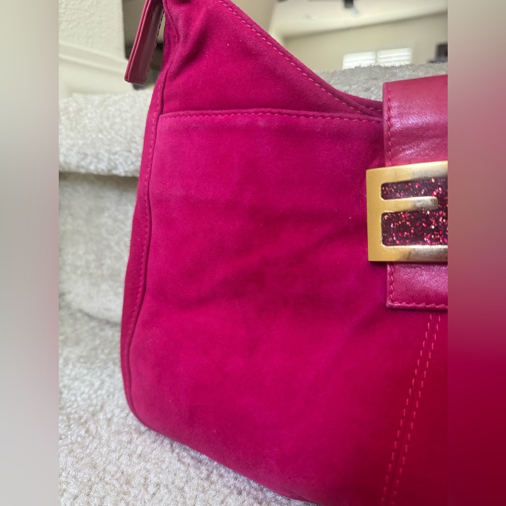 Fendi mamma baguette shoulder hobo bag in pink suede with glittery FF buckle - Picture 10 of 16